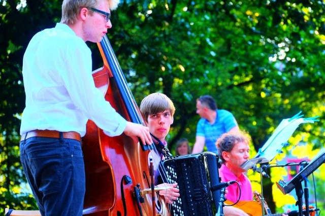 Lato w Mieście. Kameralny koncert przy akompaniamencie fontanny (zdjęcie, wideo)