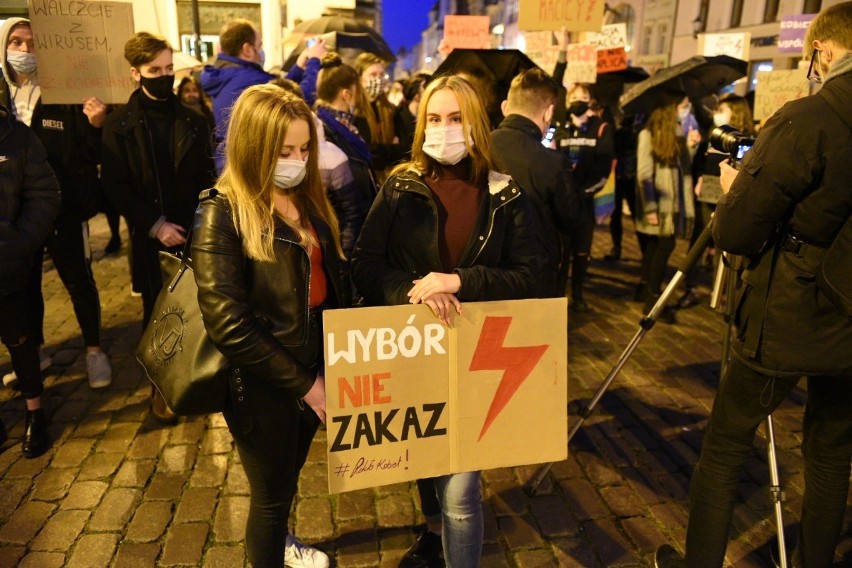 Kolejny czarny protest w Toruniu! Mieszkańcy znowu wyszli na ulice [zdjęcia]