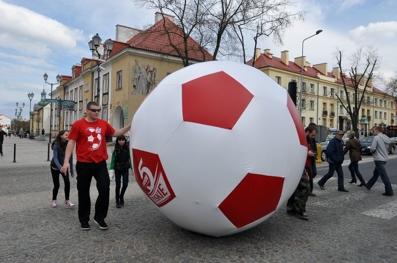 Gigantyczna piłka pojawiła się w centrum miasta [ZDJĘCIA]