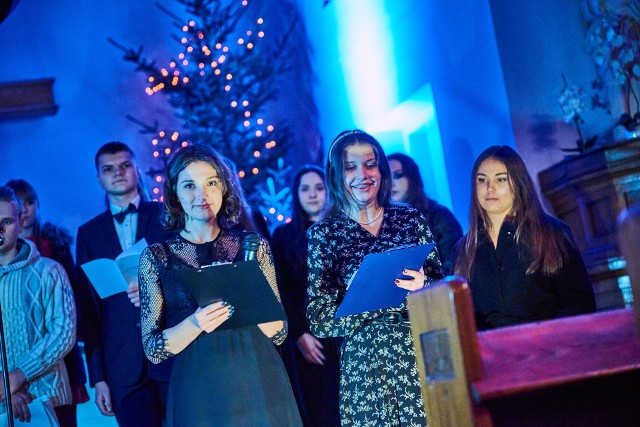 Pieniądze zebrane podczas koncertu charytatywnego w kościele szkolnym zostały przekazane na rehabilitację 14-letniej Alicji Ślażyńskiej