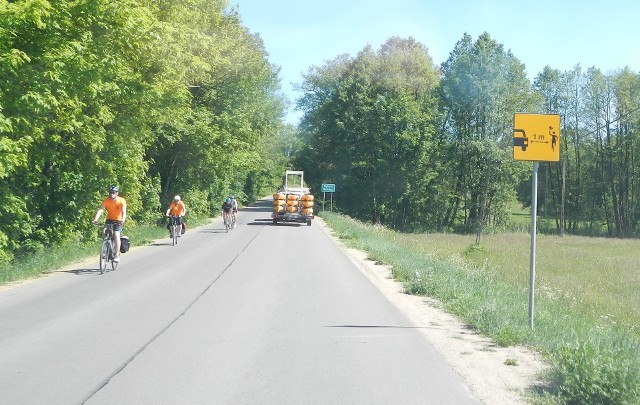Taki znak ma przypomnieć kierowcom o obowiązku utrzymania co najmniej metrowej odległości podczas wyprzedzania rowerzystów.