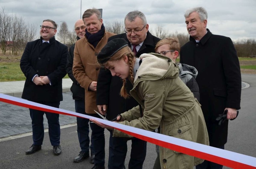 Kłaj. Nowa droga poprawiła bezpieczeństwo w rejonie szkoły [ZDJĘCIA] 