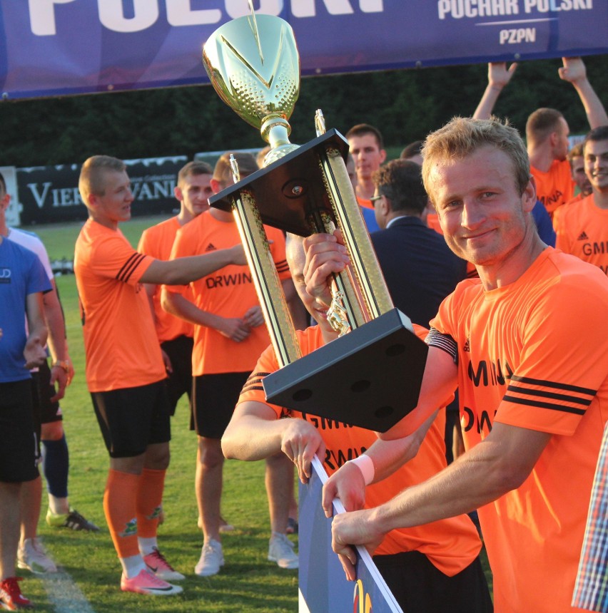 Z trofeum - kapitan GKS Drwinia Wojciech Tomala