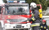 Pożar na parterze w bloku w Czempiniu. 9 osób zostało ewakuowanych, a 4-osoba rodzina trafiła do szpitala
