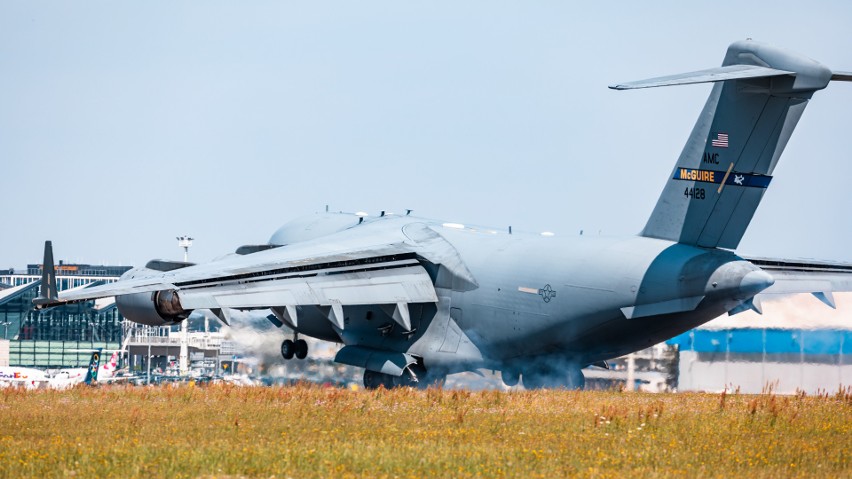 Amerykański samolot wojskowy Boeing C-17A Globemaster III widziany w Trójmieście. Wylądował na lotnisku w Gdańsku! ZDJĘCIA
