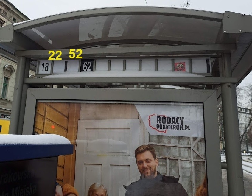 Znikające tabliczki z przystanków w Krakowie