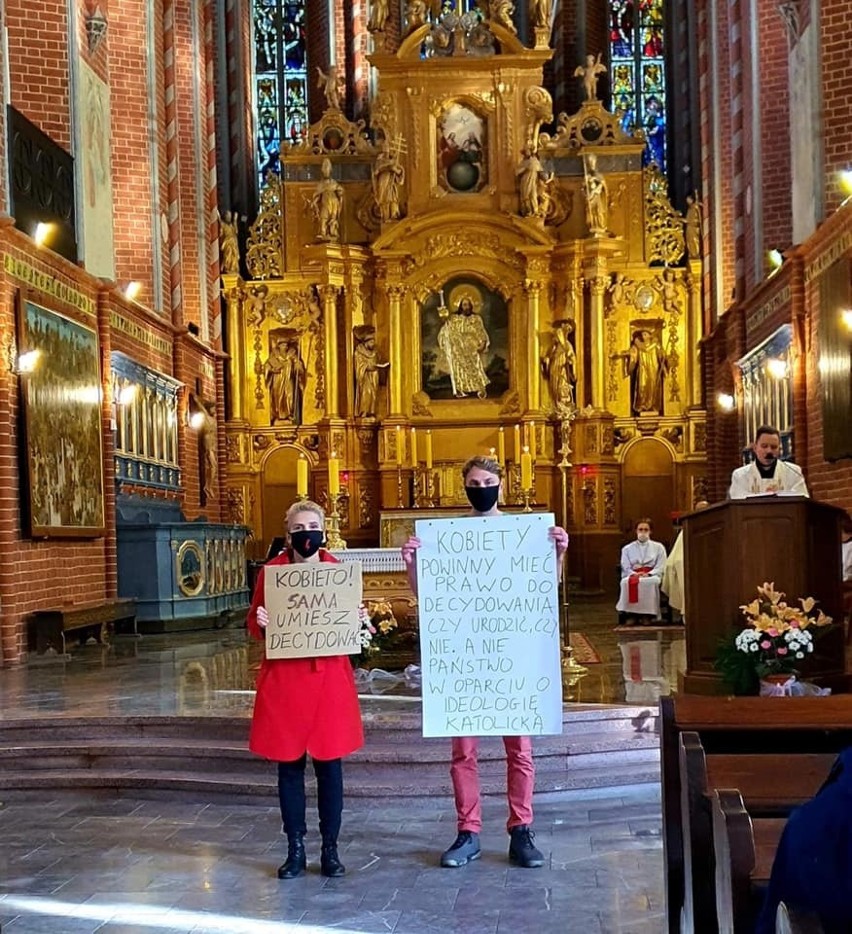 Posłanka Scheuring-Wielgus protestowała w kościele