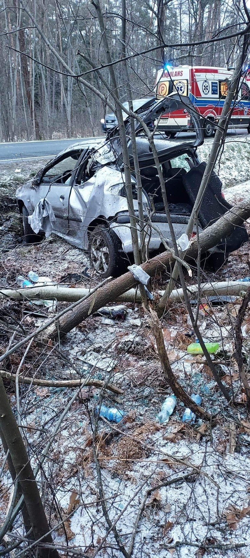 Groźny wypadek na DW 984 pod Tarnowem. Peugeot wypadł z drogi i roztrzaskał się w lesie, rannego kierowcę pogotowie zabrało do szpitala 
