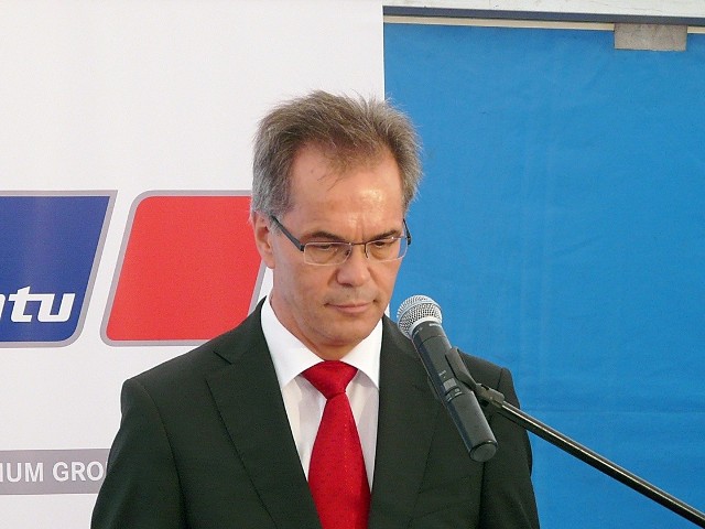 Prezes MTU Polska Karl Kollmuss podczas uroczystości symbolicznego wbicia łopaty pod budowę fabryki MTU w Kluczewie. Budowa ta na razie nie ruszy.