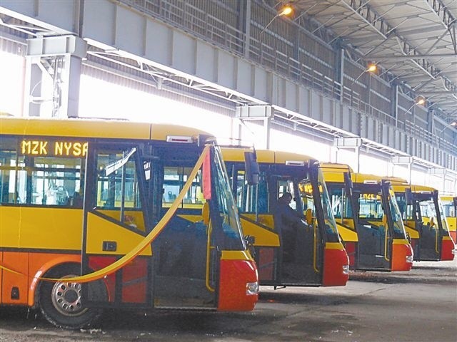 Siedem autobusów kupiła gmina z pomocą Unii Europejskiej, za dwa zapłacił sam MZK. (fot. Klaudia Bochenek)