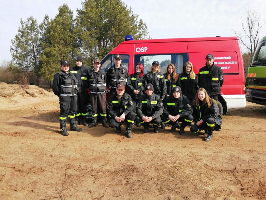 Grupa strażaków z jednostki ochotniczej w Lipie koło...
