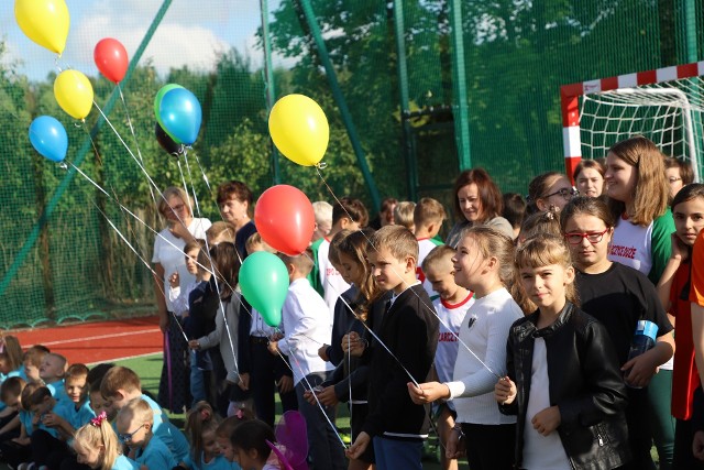 W otwarciu nowego boiska przy szkole w Żarczycach Dużych uczestniczyła cała społeczność szkolna. Więcej na kolejnych zdjęciach