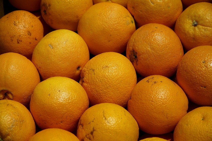 Pomarańcze głównie składają się z wody. Stanowi ona 80...