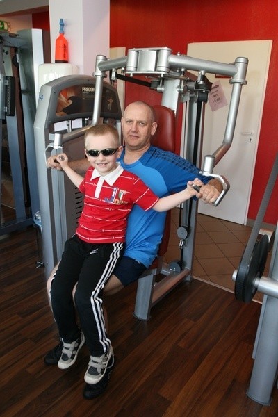 Grzegorzowi Krzeczkowi w programie kibicuje pięcioletni syn Bartek. Czasami chodzi z tatą do klubu fitness&#8230;