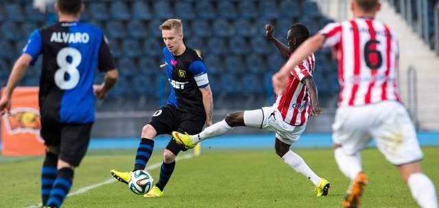 Fragment przegranego meczu z Cracovią 0:3 (przy piłkce Jakub Wójcicki, tyłem Alvarinho). To przykład, jak zawiszanie nie powinni juz grać do końca tego sezonu.