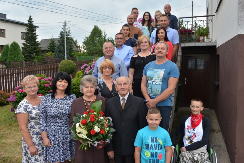 Poznali się w Tumlinie i żyją tutaj już ponad 80 lat. Irena i Marian Markiewiczowie świętowali 60 rocznicę zawarcia małżeństwa