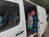 Powiat lubelski: 71-latek stracił prawo jazdy, bo przewoził pasażerów na taboretach i skrzynkach z malinami 