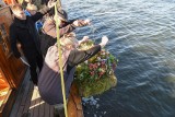 W toń Zalewu Szczecińsku trafiły kwiaty. Ku czci amerykańskich lotników zestrzelonych 78 lat temu [ZDJĘCIA]