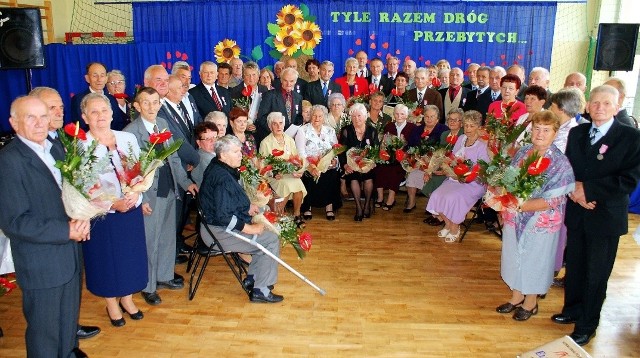 Pamiątkowe zdjęcie wszystkich jubilatów z władzami gminy