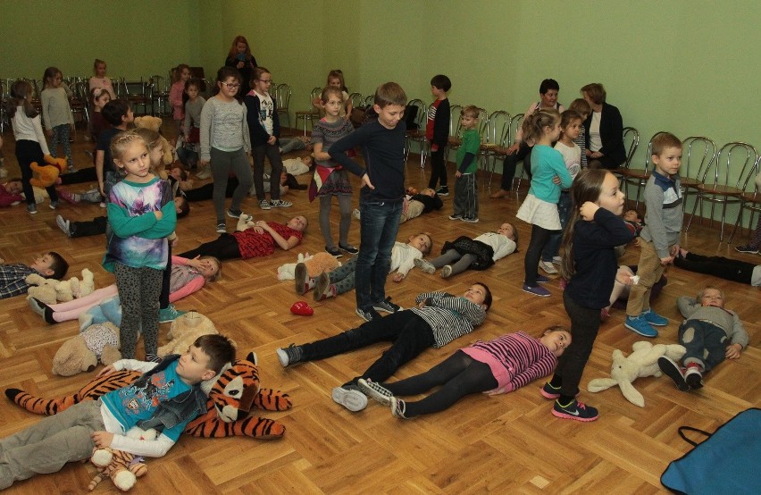 Dzieci ze szkoły muzycznej w Radomiu uczyły się udzielać pierwszej pomocy 