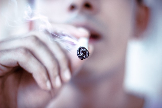 - Oczekiwana długość życia osób palących jest krótsza o ok.10 lat niż u osób nigdy niepalących. Choroba, jaką jest uzależnienie od tytoniu, jest uleczalna. Każdy, kto pali, może przestać - podkreśla Główny Inspektor Sanitarny.  Paląc papierosy, narażasz nie tylko siebie na śmiertelne choroby, ale i swoich bliskich, którzy wdychają dym. Pamiętaj - palenie papierosów odbija się negatywnie nie tylko na zdrowiu palacza, ale także na całym jego otoczeniu (rodzinie, znajomych, współpracownikach), które są biernymi palaczami. Palenie powoduje:- ryzyko wystąpienia nowotworów: nowotwory płuc, nowotwory trzustki, nowotwory nerki, nowotwory przełyku, nowotwory głowy i szyi, nowotwory żołądka- wystąpienie dolegliwości w obrębie układu krążenia (m.in. udar mózgu, zawał serca)- wystąpienie chorób układu oddechowego (m.in. astma, zapalenia płuc, zapalenie oskrzeli)- zaostrzenia alergii i astmy- impotencję- pojawienie się chorób przewodu pokarmowegoCzytaj również: Jak rzucić palenie? Poznaj sprawdzone sposobyNiezależnie od tego, kiedy rzucicie nałóg - zawsze decyzja ta przyniesie wymierne korzyści zdrowotne. A co możesz zyskać po godzinie, pięciu, kilku tygodniach czy latach po rzuceniu palenia? Na te pytanie odpowiedział Główny Inspektor Sanitarny. Sprawdźcie>>> WIDEO: Nielegalne papierosy na terenie jednej z posesji w Lubuskiem 