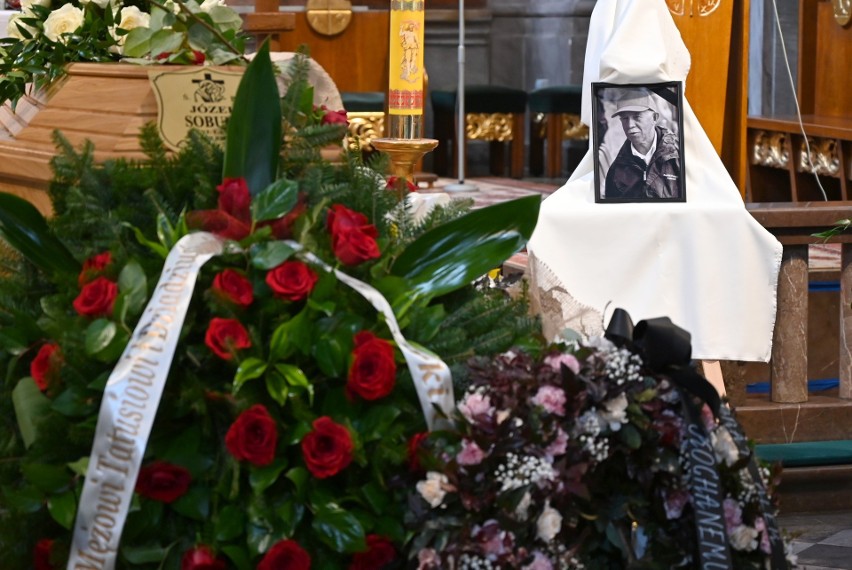 Wiele osób uczestniczyło w pogrzebie działacza i sędziego kolarstwa Józefa Sobury w Kielcach. Byli znani sportowcy, olimpijczycy [ZDJĘCIA]