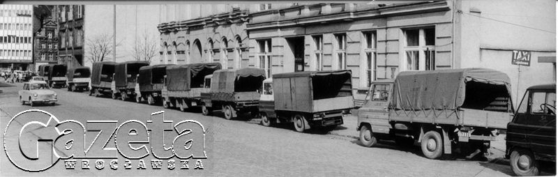Rok 1980, postój taksówek bagażowych przy ul. Włodkowica...