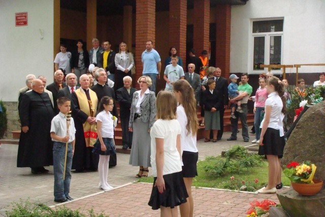 Uroczystego otwarcia imprezy sportowej dokonano przy szkole podstawowej imienia Janusza Kusocińskiego w Sadku, jktóra była jednym z organizatorów zawodów.