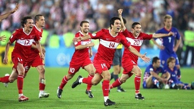 Turcy cieszą się z awansu do półfinału po ostatnim,...
