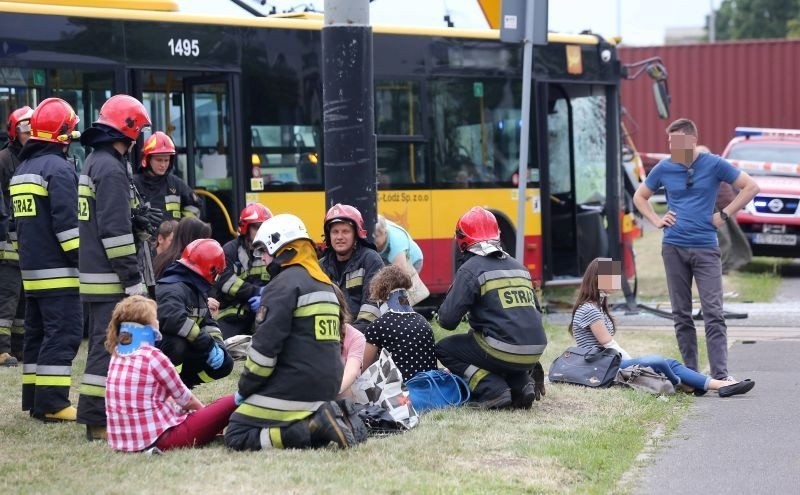 Zderzenie autobusu z tramwajem na rondzie Sybiraków! Wiele osób rannych [FILM, zdjęcia]