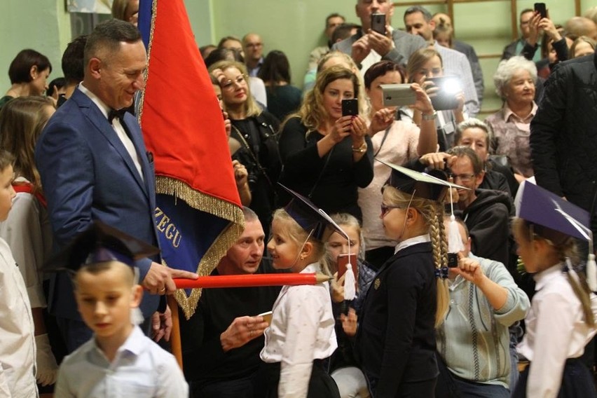 Pierwszoklasiści z tarnobrzeskiej „czwórki” pełnoprawnymi uczniami (zdjęcia)