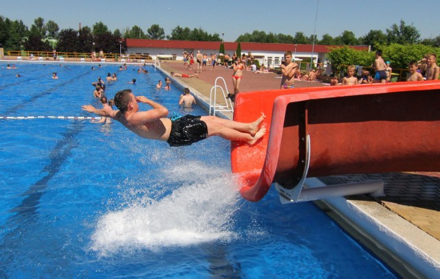 W piątkowy, upalny dzień, około dwóch tysięcy osób szukało ochłody na basenie Kłokoczyce na wrocławskim Psim Polu. Najwięcej było młodzieży szkolnej, która od tygodnia ma już wakacje i na barak słonecznej pogody z pewnością narzekać nie może.