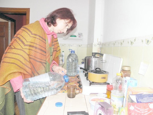 Elżbieta Banasik 10 lat temu podarowała siostrzenicy dom. Teraz tego żałuje. Wraz z pozostałymi lokatorami od czterech miesięcy ma sucho w kranach.