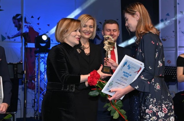 Patrycja Fecek to podwójna laureatka naszego plebiscytu za rok 2019. Tutaj odbiera nagrodę z rąk wiceminister sportu, Anny Krupki