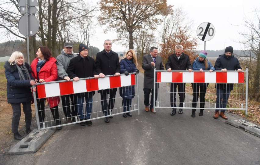 Uroczystość otwarcia drogi Dąbrowa - Milsko w gminie Zabór -...