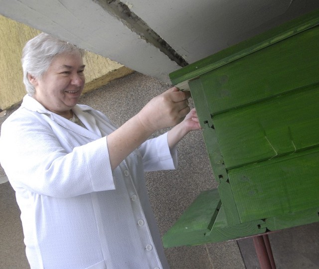 Pani Izabela sprawdza otrzymaną kocią budkę.