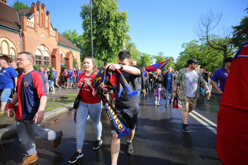 Zobacz kolejne zdjęcia. Przesuwaj zdjęcia w prawo - naciśnij...