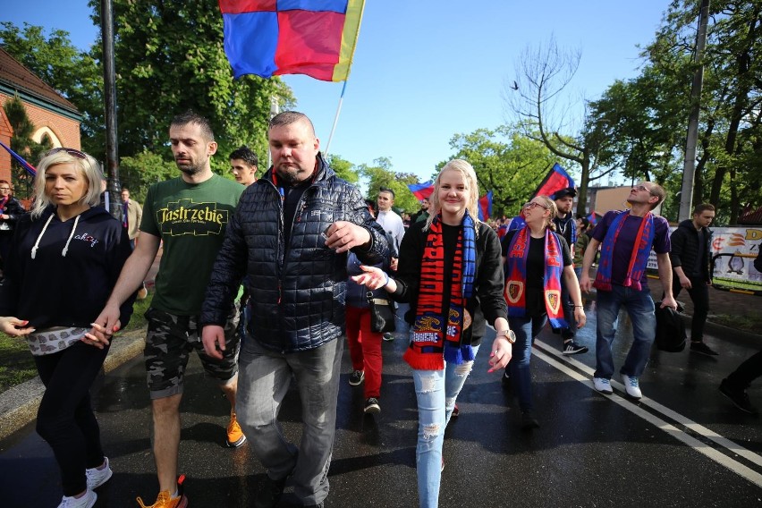 Zobacz kolejne zdjęcia. Przesuwaj zdjęcia w prawo - naciśnij...