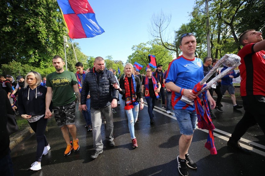 Zobacz kolejne zdjęcia. Przesuwaj zdjęcia w prawo - naciśnij...