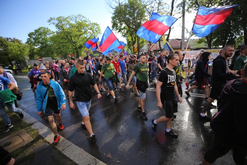 Zobacz kolejne zdjęcia. Przesuwaj zdjęcia w prawo - naciśnij...