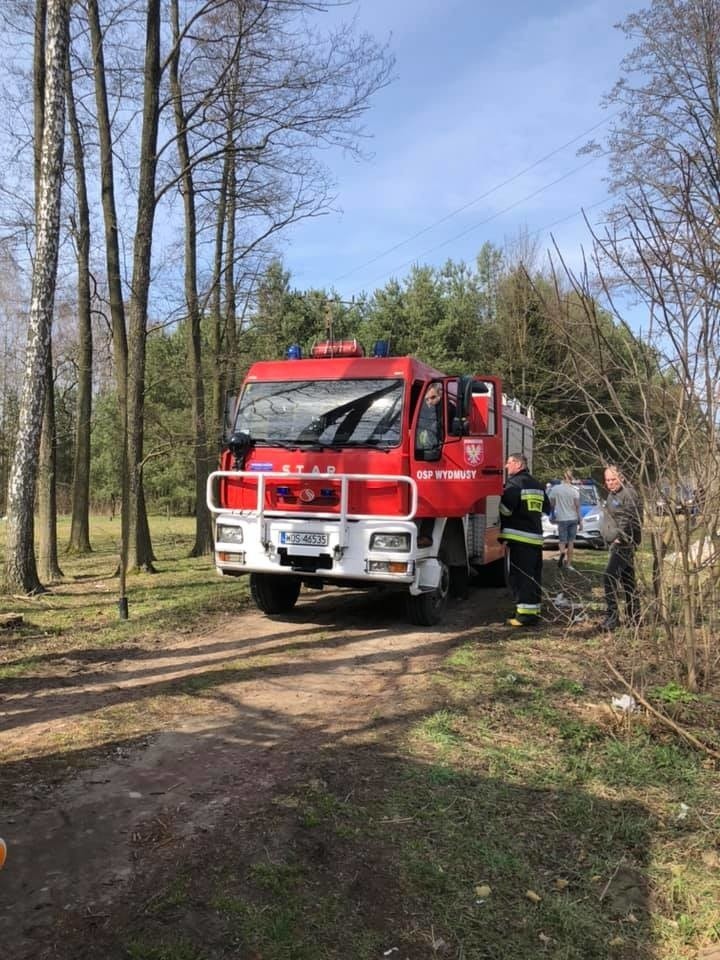 Pożar domu w Wolkowych. Paliło się poddasze. 11.04.2021. Zdjęcia