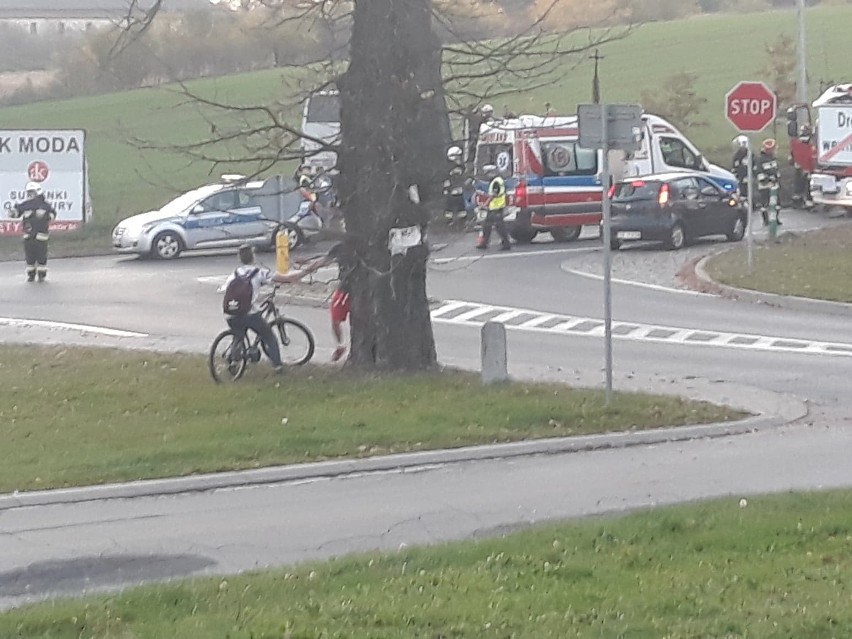 Wypadek w Polance Wielkiej na drodze wojewódzkiej 949. Na skrzyżowaniu zderzyły się bus z samochodem osobowym [ZDJĘCIA]