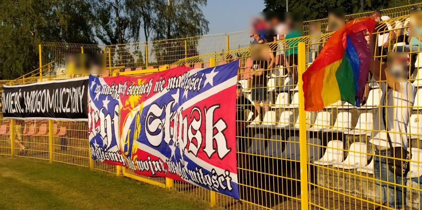 Kibice Gryfa spalili tęczową flagę na stadionie na Zielonej,...