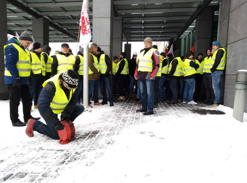 Protest górników i związkowców JSW: Stoimy murem za prezesem...