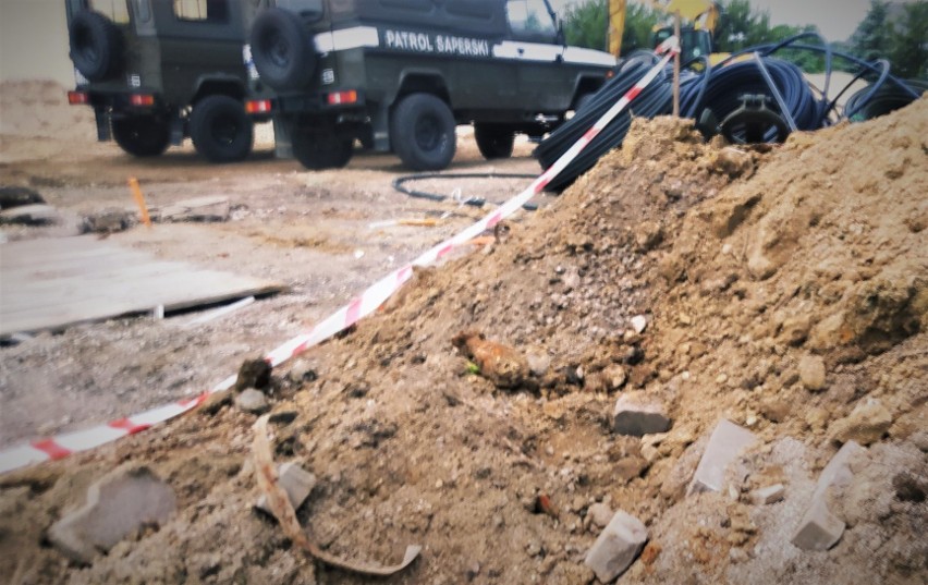 Granat moździerzowy koło remizy strażackiej w Bilczy. Saperzy w akcji [ZDJĘCIA]