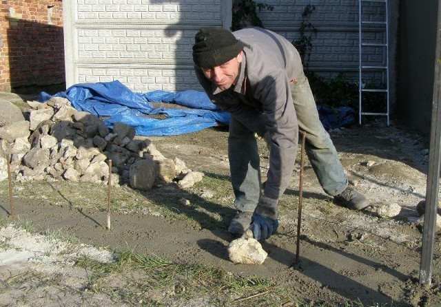 - Odsunąłem ogrodzenie nieco od drogi i buduję je z polnych kamieni, może to w jakiś sposób pomoże - Rafał Dreja.