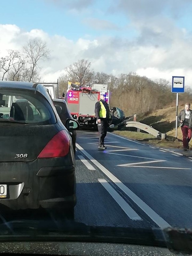 Wiadomo, że jeden z nich zostanie przewieziony do szpitala. Drugi na razie otrzymuje pomoc na miejscu. Być może także trafi do szpitala.