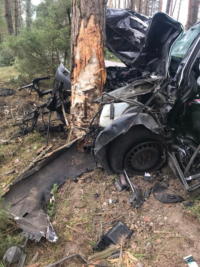 Tragiczny wypadek na Pomorzu! Samochód z impetem uderzył w drzewo. Nie żyje kierowca. 9.07.2022 r. ZDJĘCIA