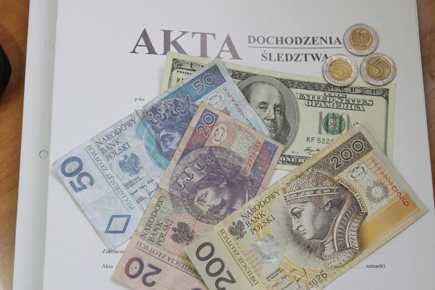 Najczęściej fałszowane są banknoty o nominałach 10 i 100 zł,...