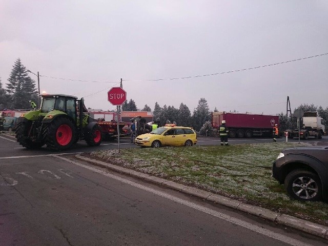 Jedna osoba ranna w wypadku na skrzyżowaniu DW 45 i 38.